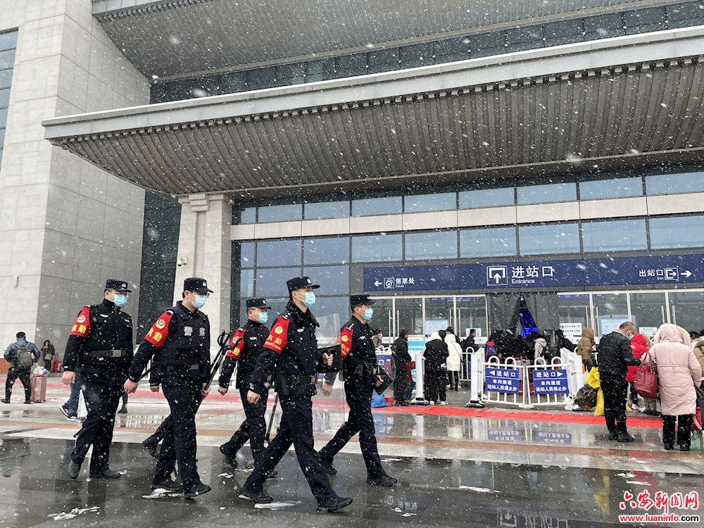 返程路上铁警保驾护航