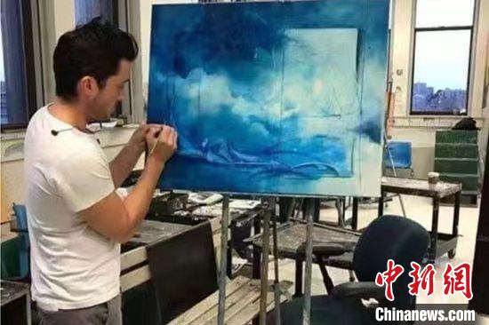陆森在创作。 苏州工业园区工委宣传部供图