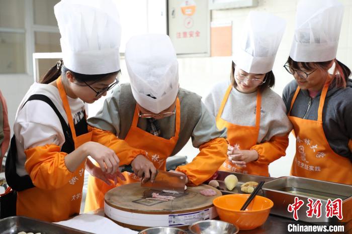 学生在体验劳动教育课程。 浙江农林大学后勤服务中心提供