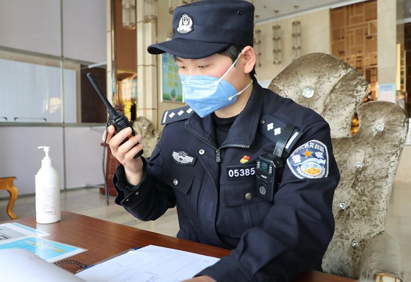 党旗高高飘扬 警徽熠熠生辉 ——疫情防控一线这些“最可爱的人”