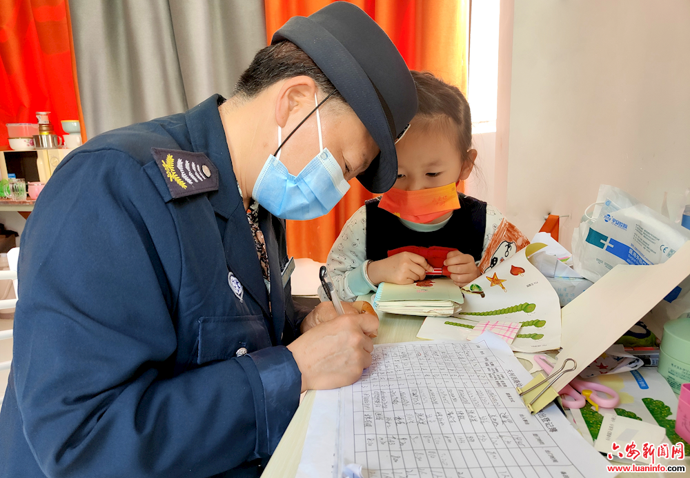 抗击疫情勇担当 祖孙二人来站岗