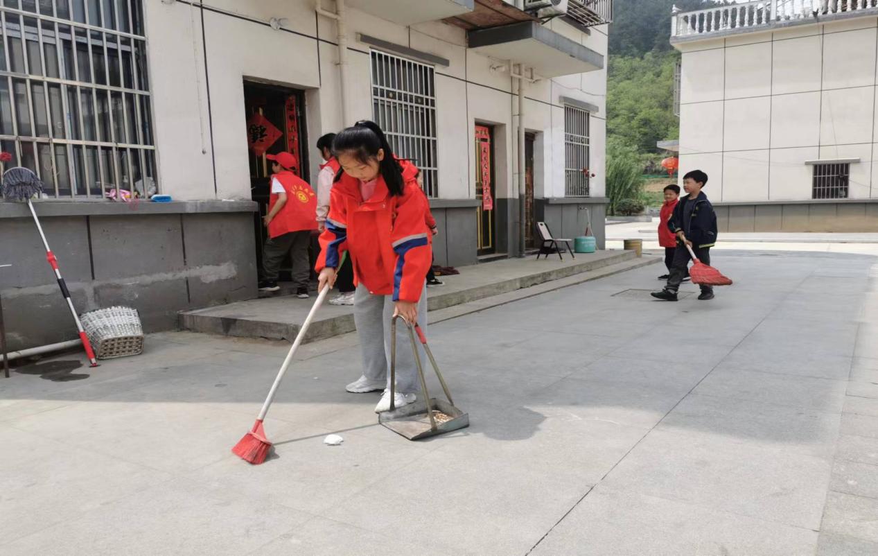 金寨县花石乡：雷锋精神接力 红领巾志愿服务扮靓家乡