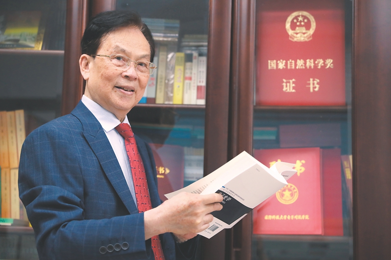 读书学习是郭光灿院士最重要的事情。.jpg