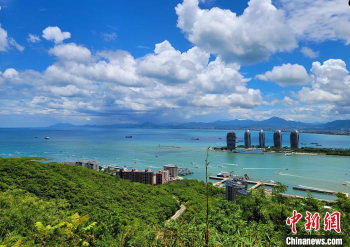 在鹿回头景区眺望凤凰岛。 王晓斌 摄