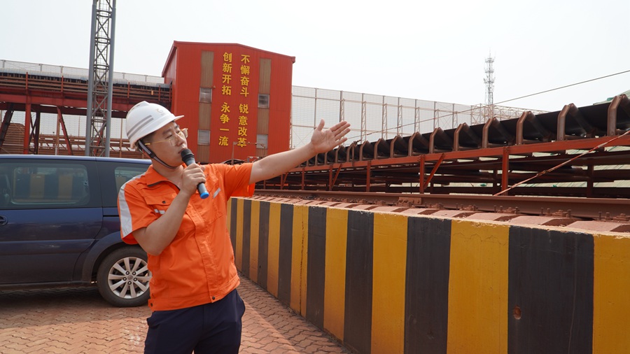 山东港口烟台港矿石公司流程作业队副队长王招平介绍巡检机器人