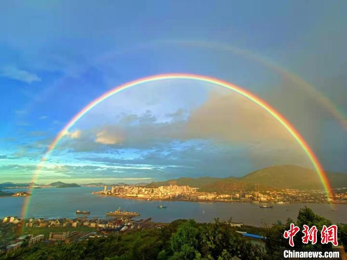台风过后,浙江象山石浦渔港,霞云漫天彩虹现。 谢定会 摄