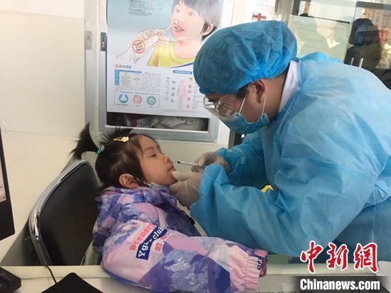 资料图:接种鼻喷流感疫苗。 陶拴科 摄