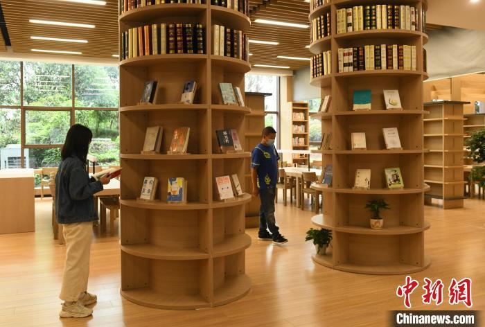 资料图:公共场所保持社交距离。 周毅 摄