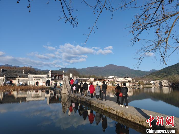 黟县宏村游客纷至沓来 胡虹琦 摄