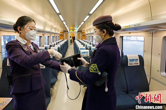 列车长李鑫正在列车员一起交接遗忘物品。 殷立勤 摄