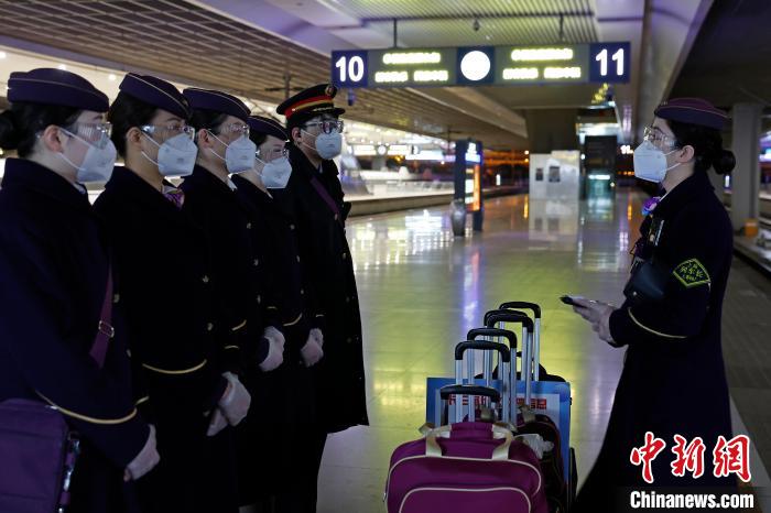 列车长李鑫在铁路上海虹桥站站台上与列车员开会。 殷立勤 摄