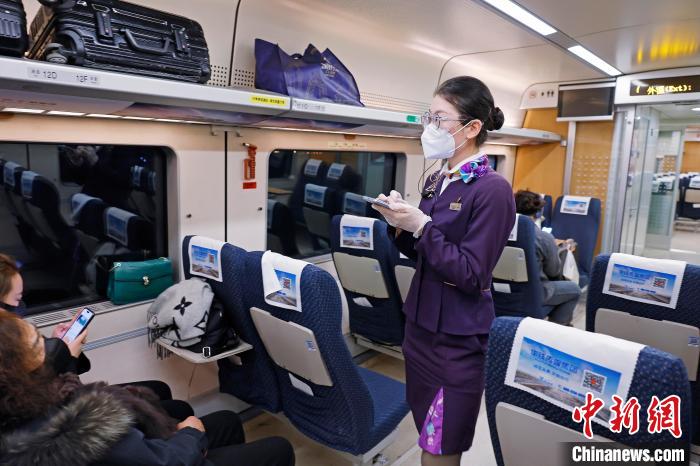 列车员正在车厢内进行安全检查。 殷立勤 摄