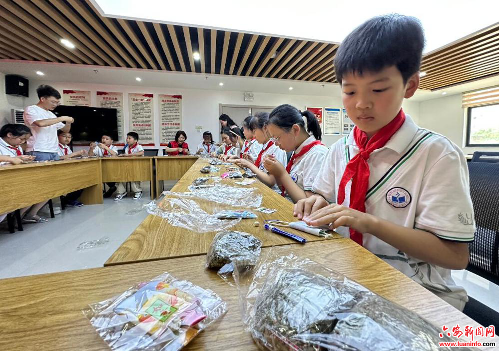 金安区中市街道：浓情迎端午 巧手制香囊