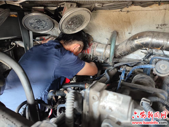 六安公交修理工：齐心协力战高温 全力以赴保运营