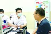 上海专家坐诊 群众更有“医”靠