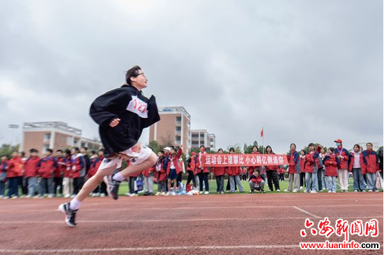 金寨县白塔畈实验学校：乡村孩子的笑脸在运动场上绽放