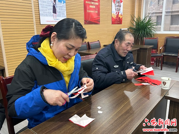 金桥社区：剪窗花迎新春 邻里同乐情意浓