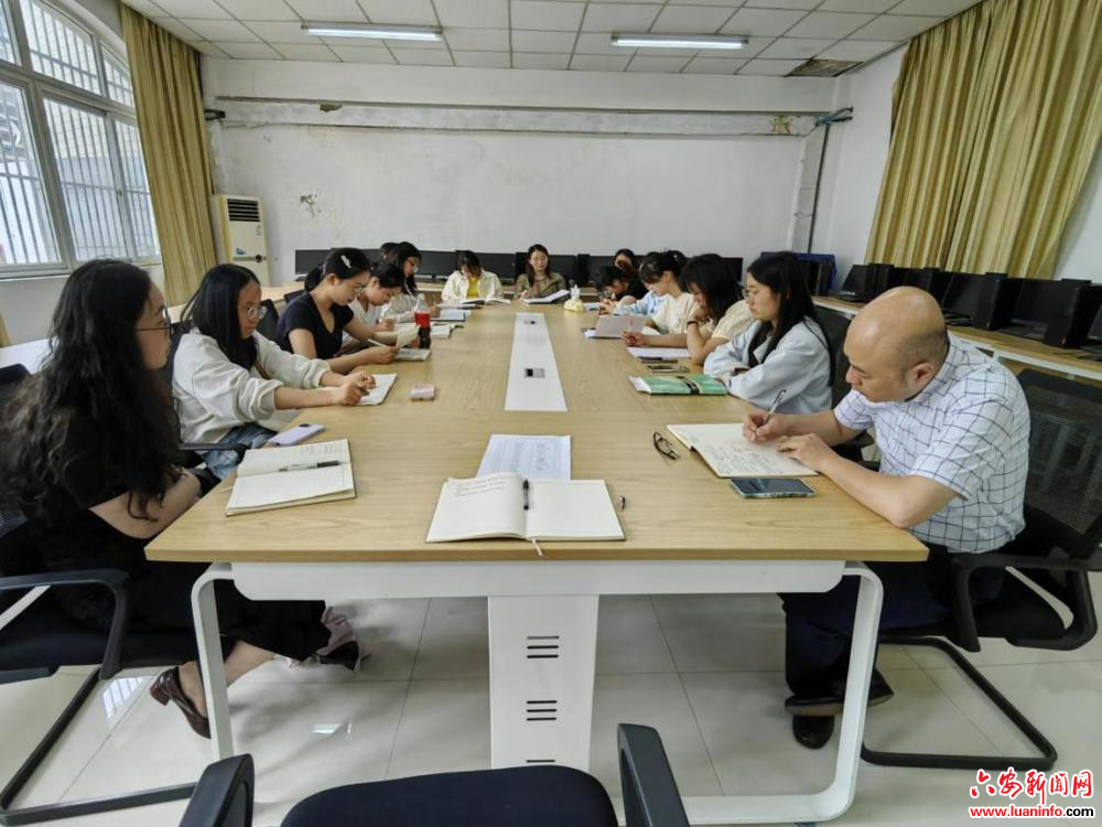 六安二中：探索写作与文本解读教学新路径——未来教师进修营举办第五次读书交流活动