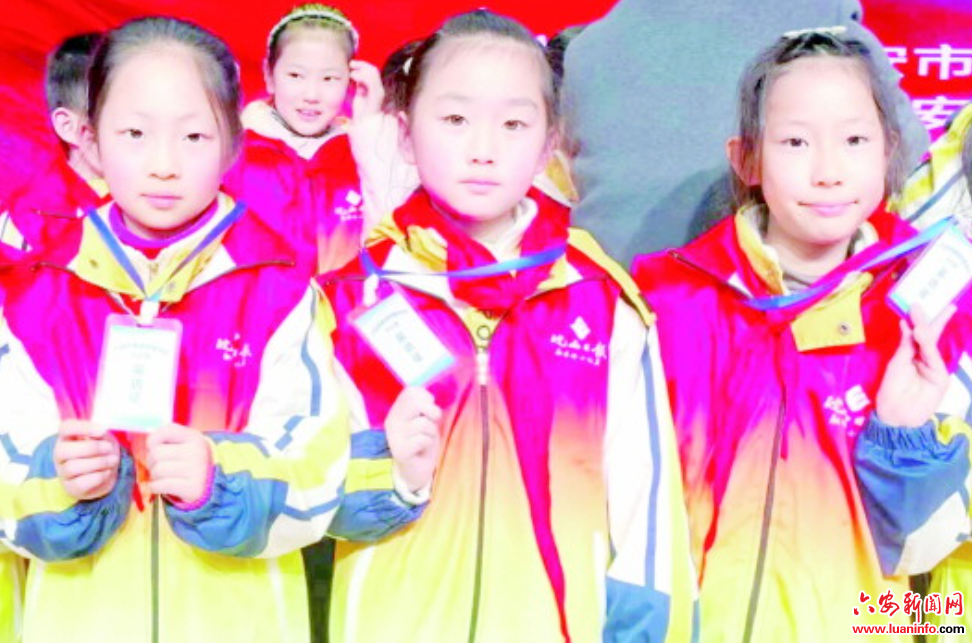 市新闻传媒中心媒介素养教育进校园  　　皋城小学举行小记者教育基地挂牌仪式