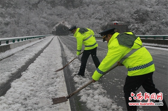 六潜高速多部门联合除雪迎春运