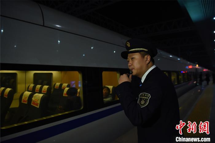 站台180秒 “90后”铁路夫妻的别样纪念日