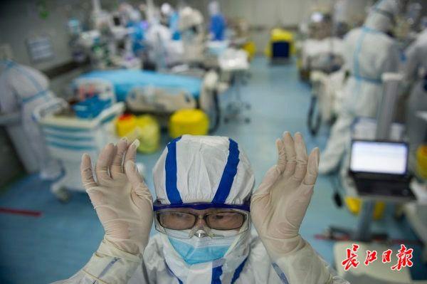 ICU里的“技术流”男护士 24小时随叫随到